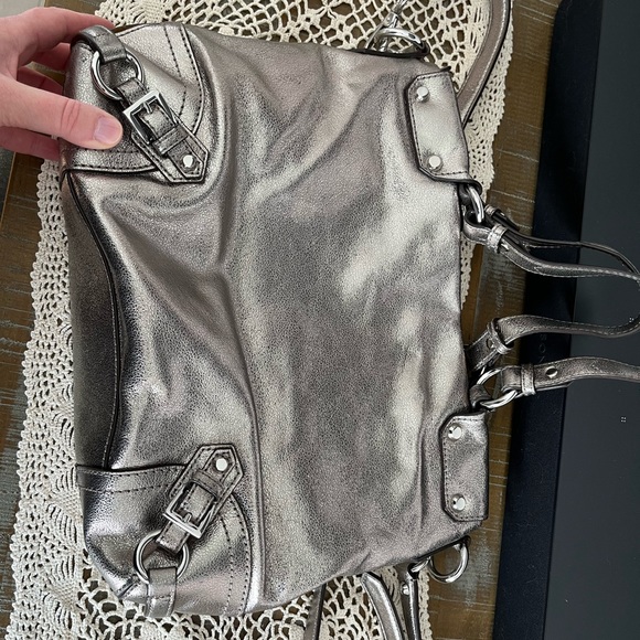 EUC Micheal Kors silver metallic purse - Picture 9 of 11